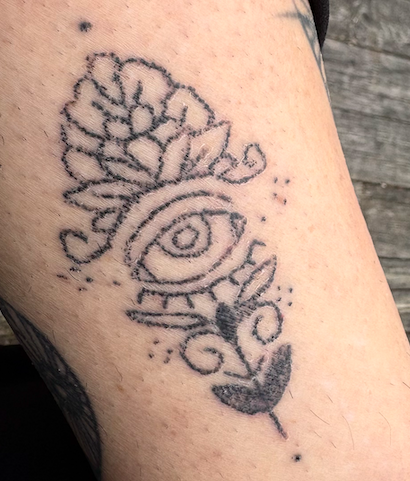 Réalisation de tatouage hand-poke 3